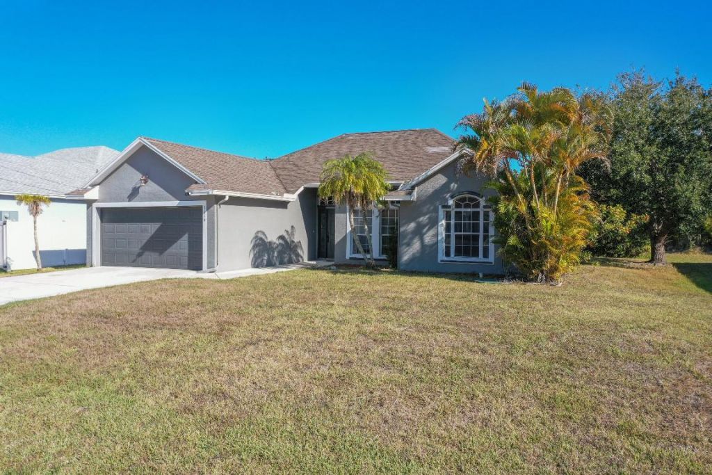 2619 SW Fair Isle Road, Port Saint Lucie, FL 34987 Photo