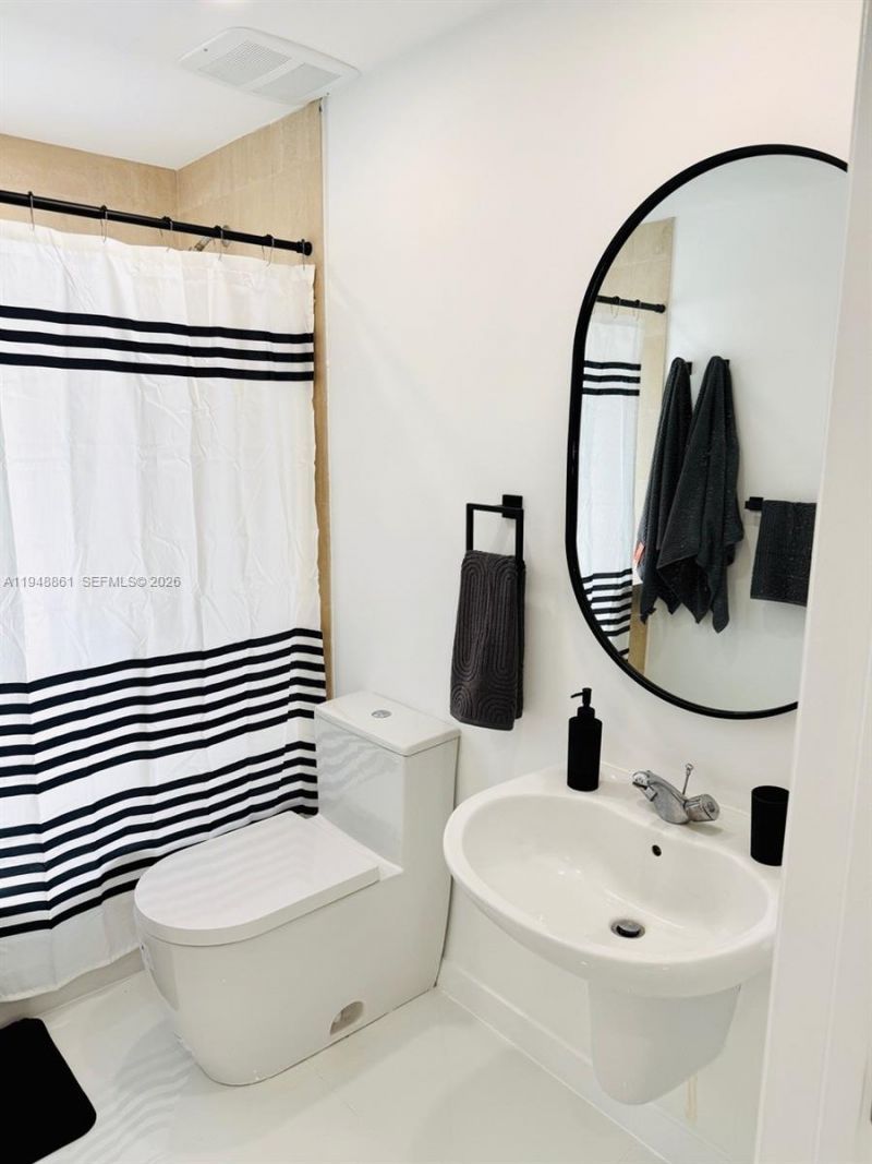 7700 Collins Ave , Unit 5, Miami Beach, FL 33141 Photo