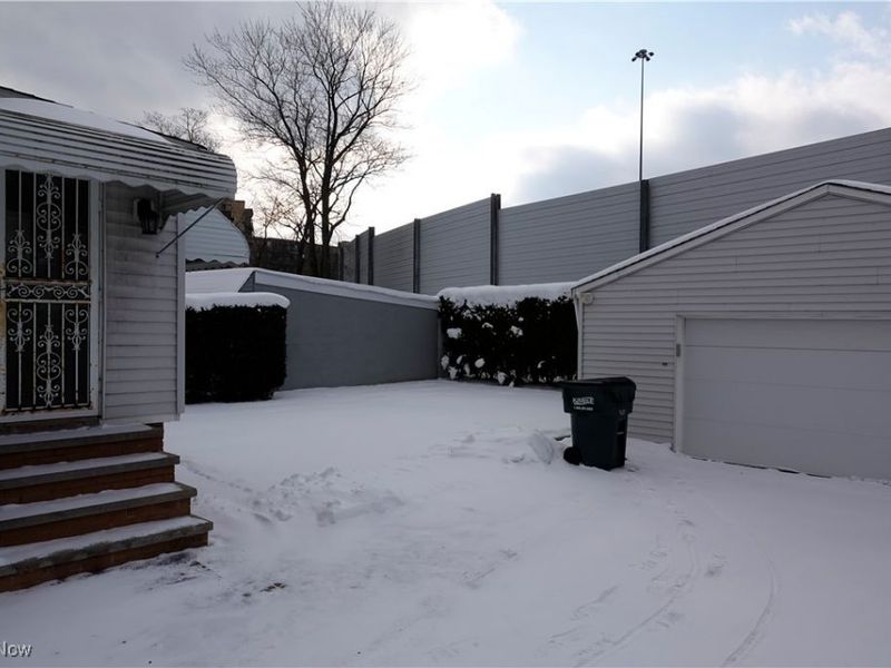 1526 Parker Drive, Mayfield Heights, OH 44124 Photo 2