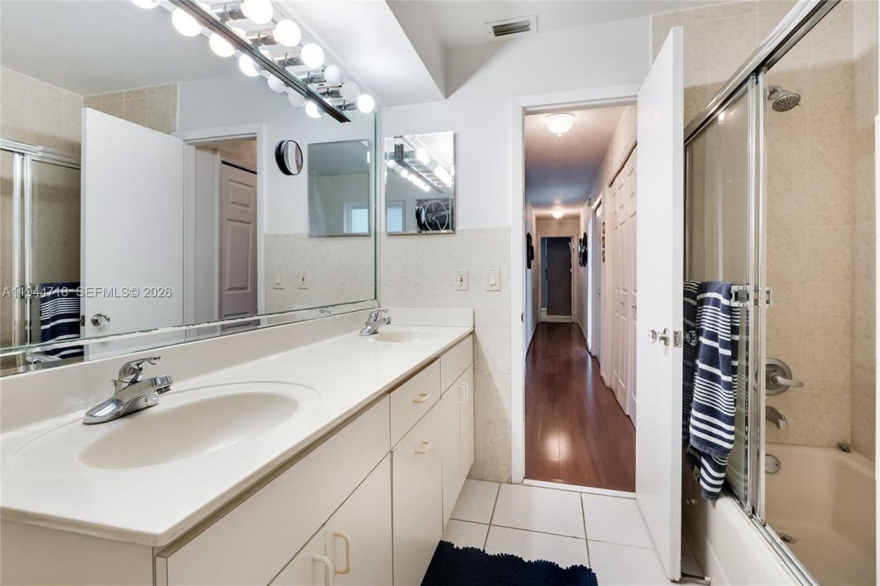 1920 NE 206th Ter, Miami, FL 33179 Photo