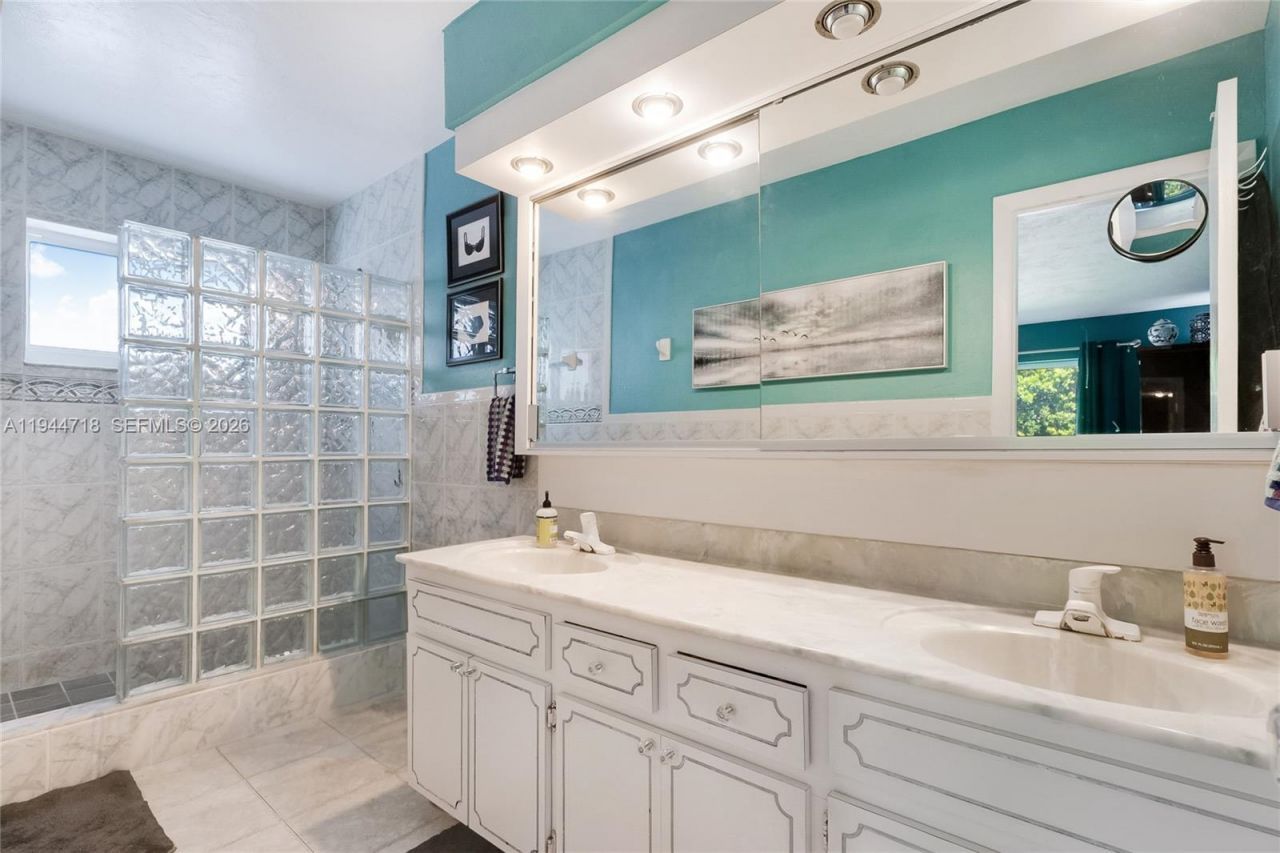 1920 NE 206th Ter, Miami, FL 33179 Photo