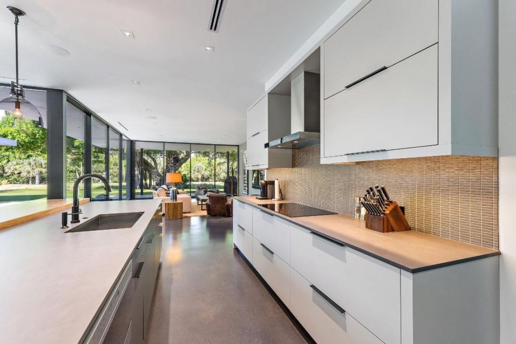 12 N Beach Road, Jupiter Island, FL 33455 Photo