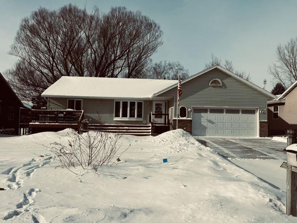 370 7th Street SW, Plainview, MN 55964