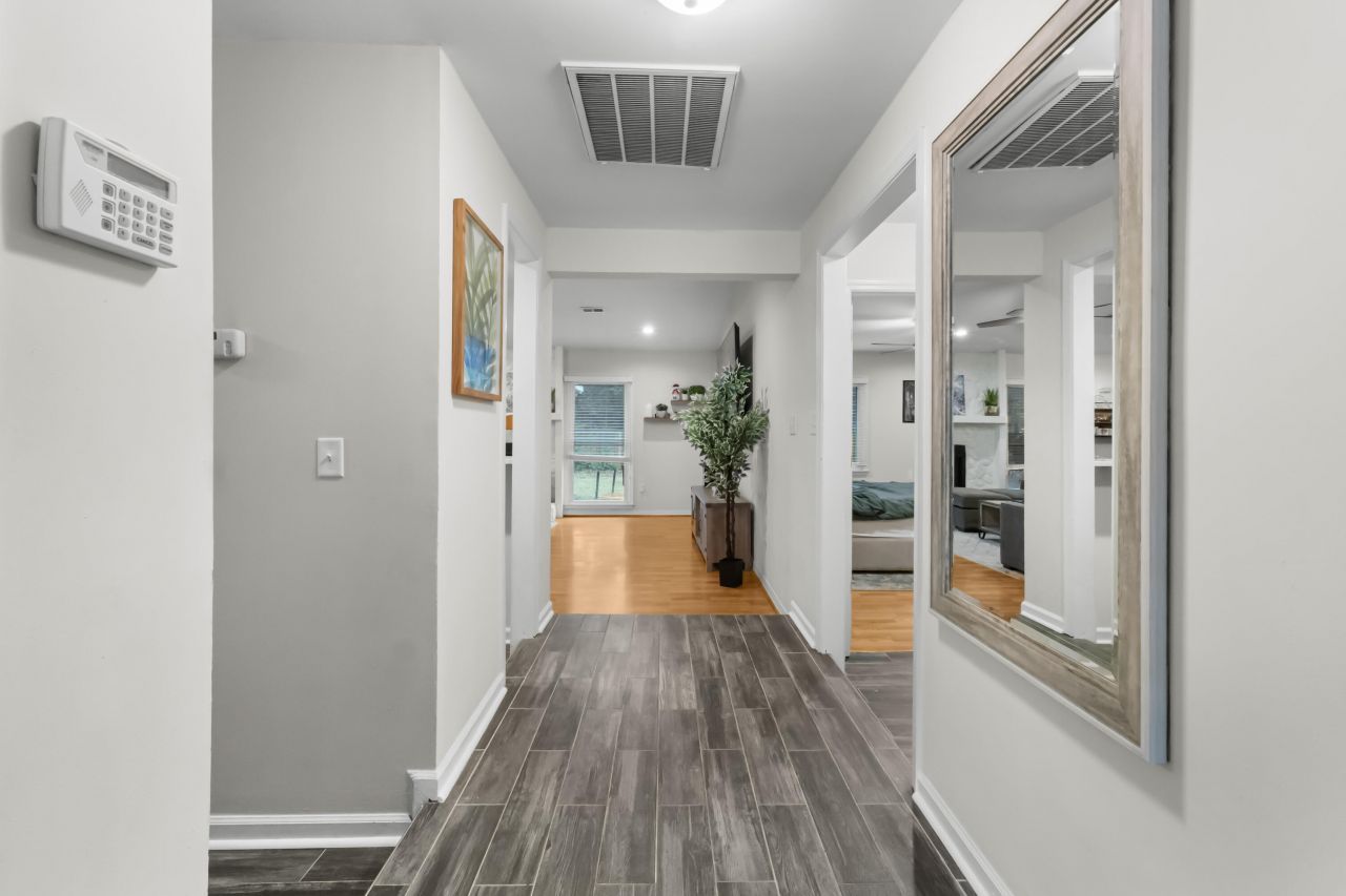 1121 Yorktown Court Photo 5