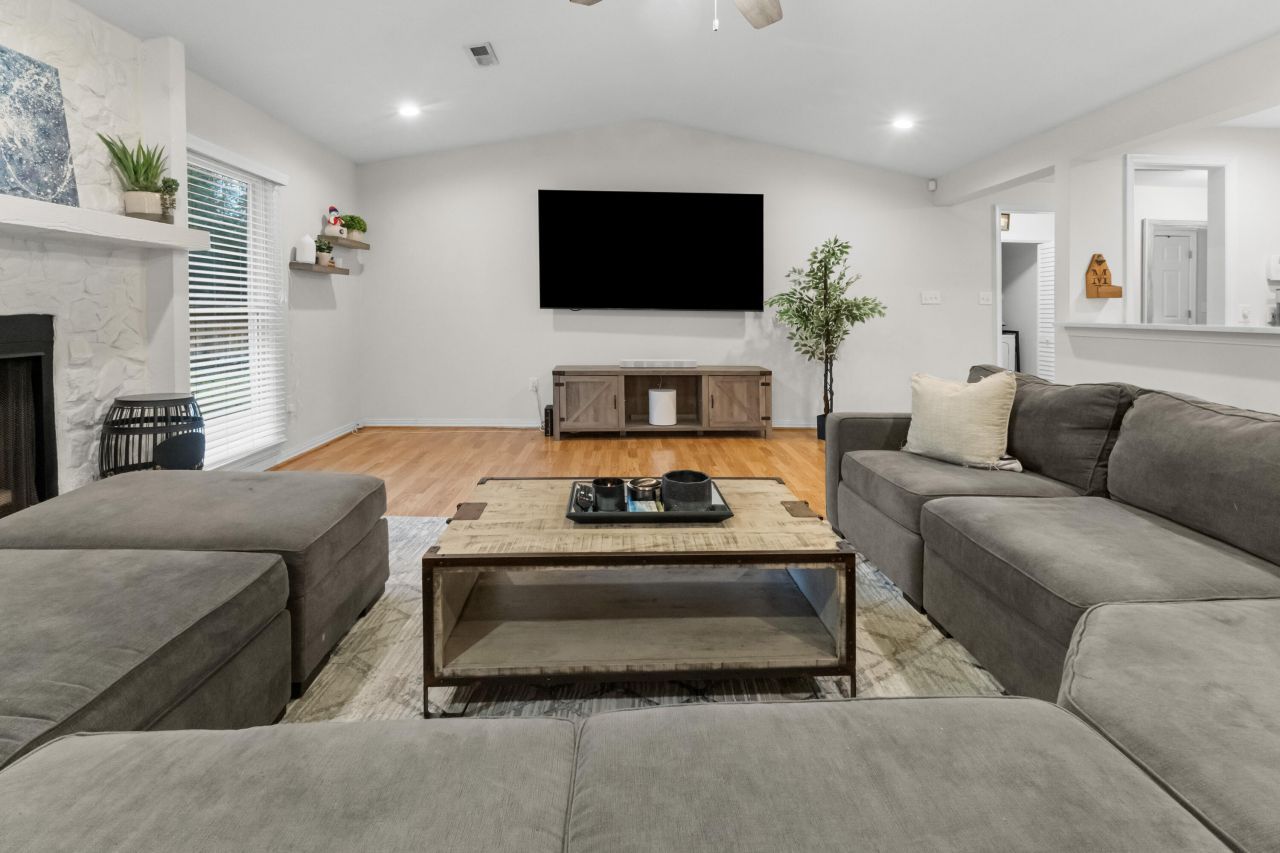 1121 Yorktown Court Photo 7