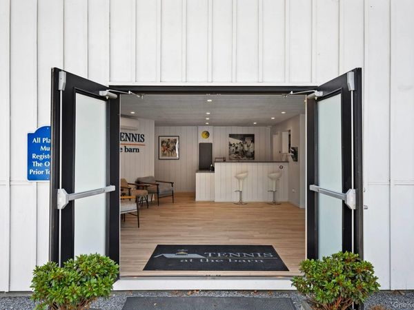 142 Montauk Highway , Westhampton, NY 11977