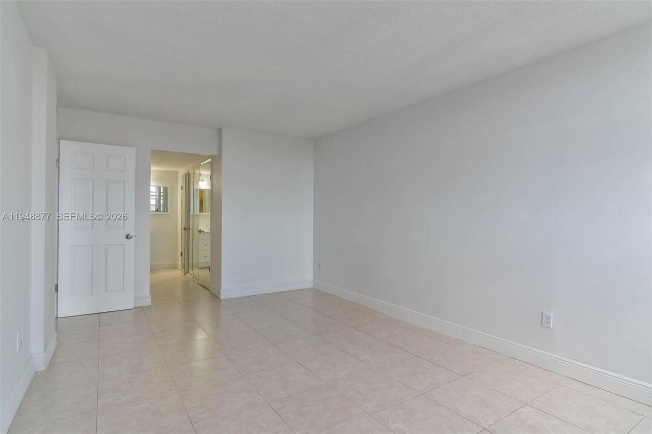 8895 Fontainebleau Blvd, Unit 407, Miami, FL 33172 Photo