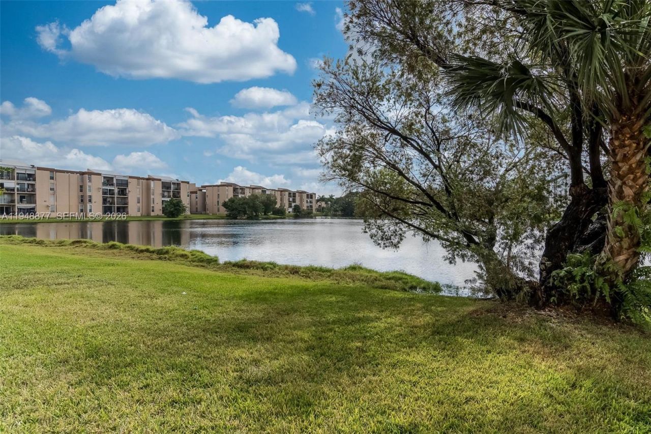 8895 Fontainebleau Blvd, Unit 407, Miami, FL 33172 Photo