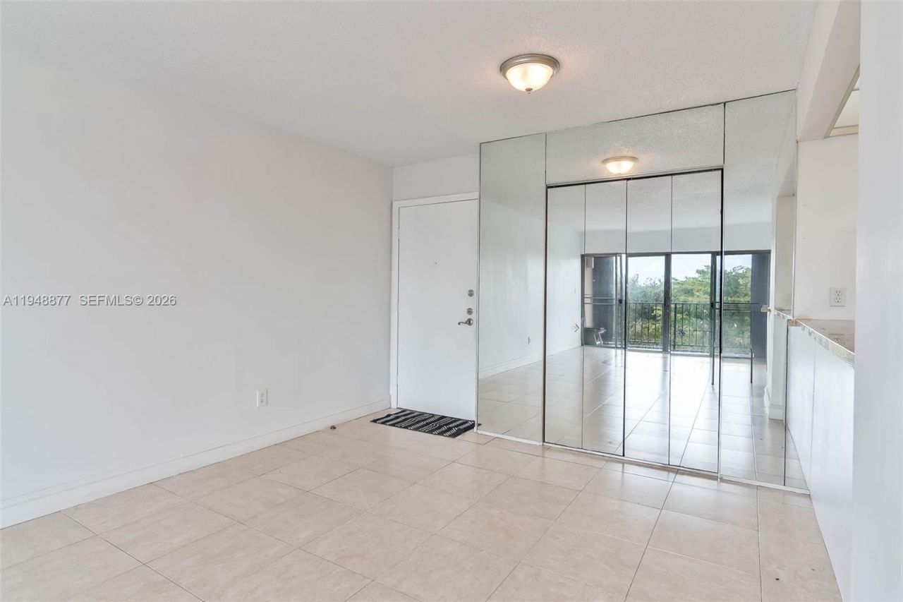8895 Fontainebleau Blvd, Unit 407, Miami, FL 33172 Photo
