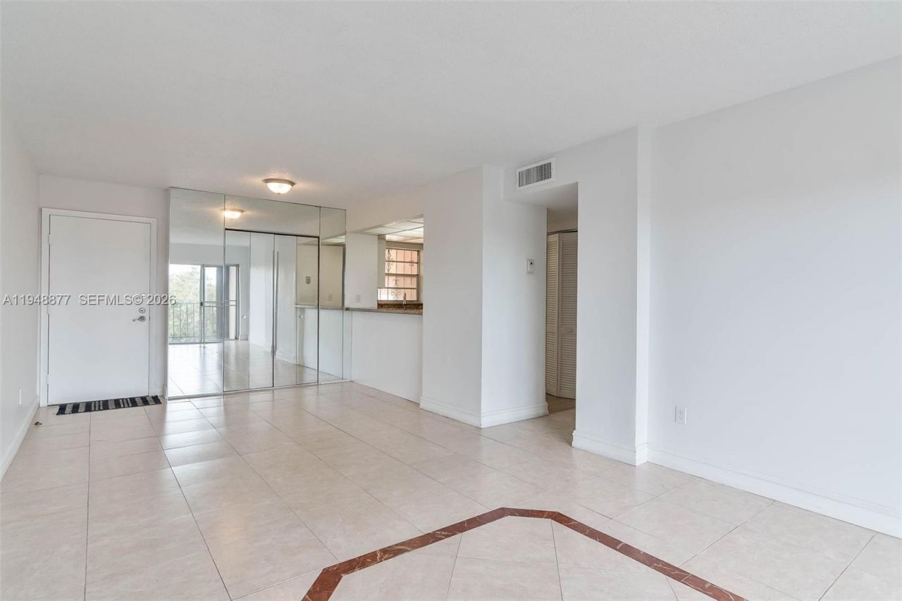 8895 Fontainebleau Blvd, Unit 407, Miami, FL 33172 Photo