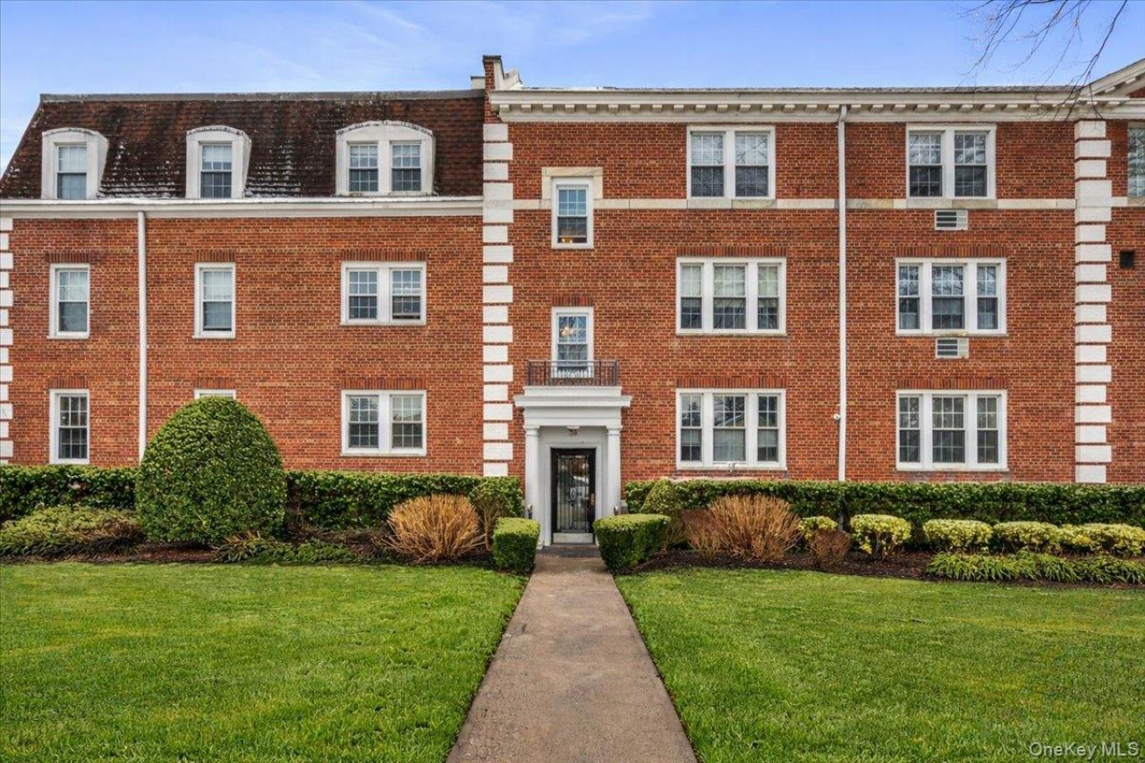 36 Hamilton Place, Unit 3-J, Garden City, NY 11530 Main Photo