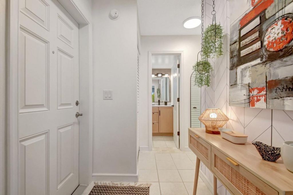 23 Colonial Club Drive, Unit 204, Boynton Beach, FL 33435 Photo