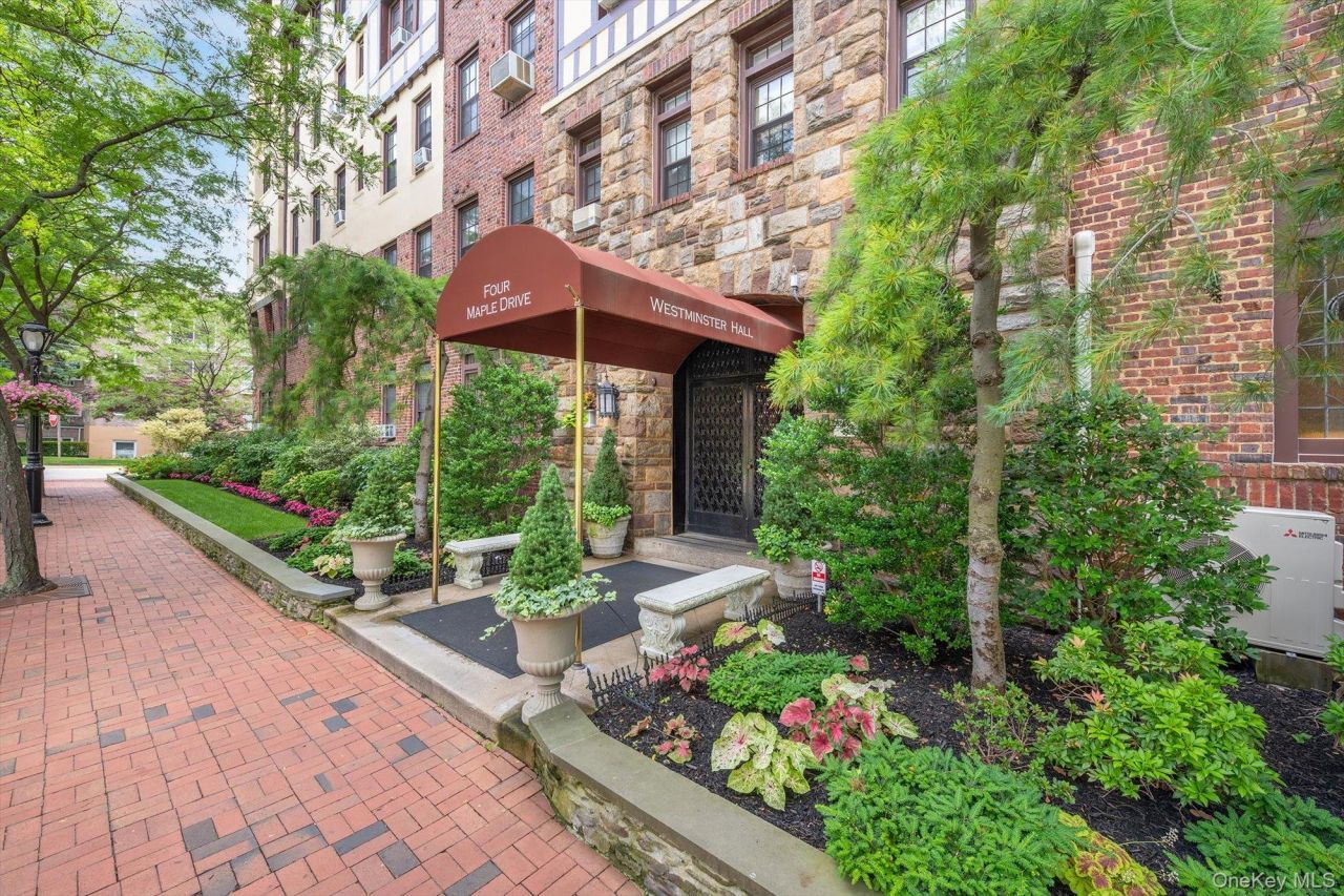 4 Maple Dr, Unit 1J, Great Neck, NY 11021 Main Photo