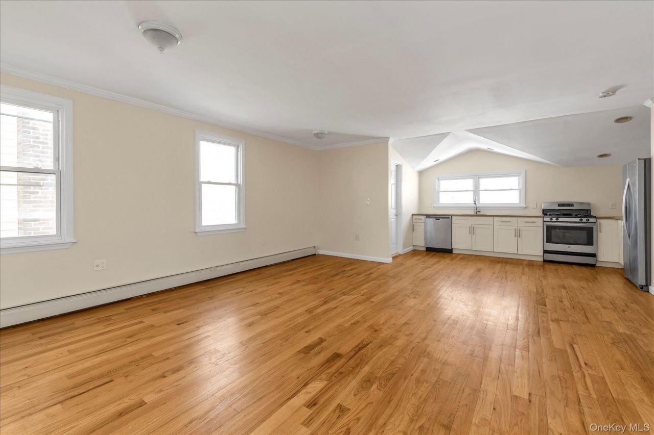 45-32 Utopia Parkway, Flushing, NY 11358 Main Photo