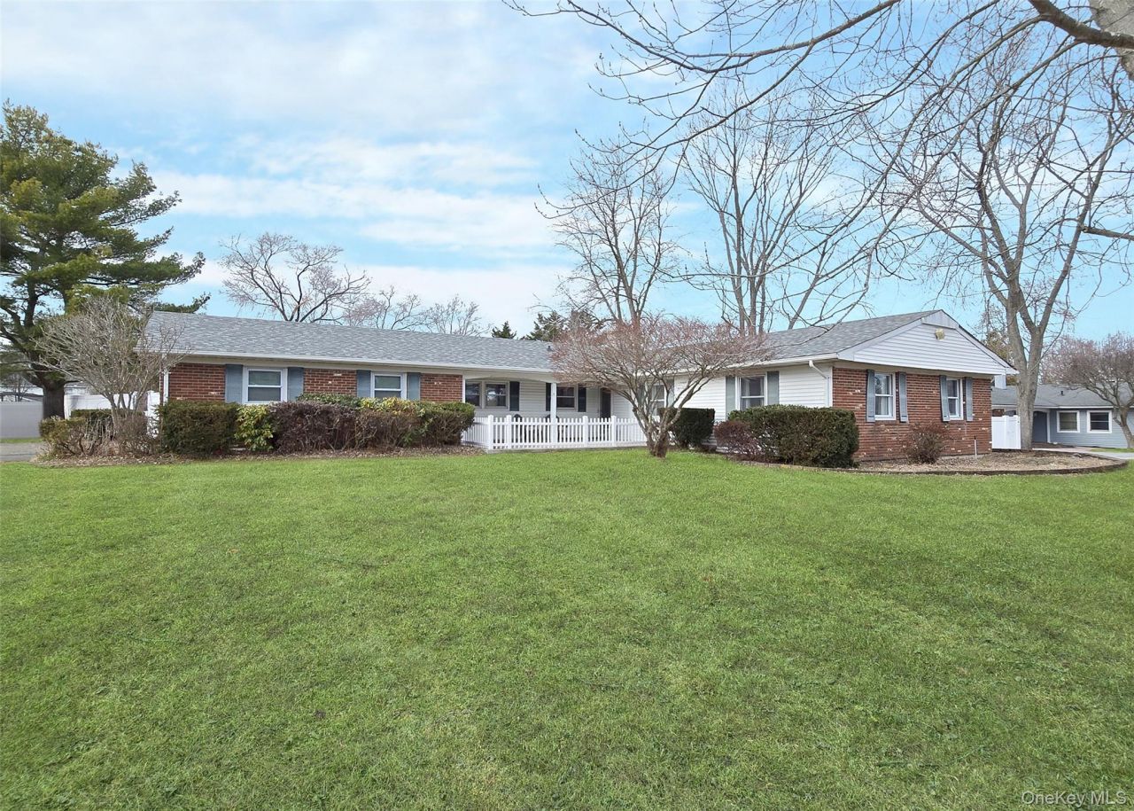 33 Segatogue Lane, South Setauket, NY 11720 Main Photo