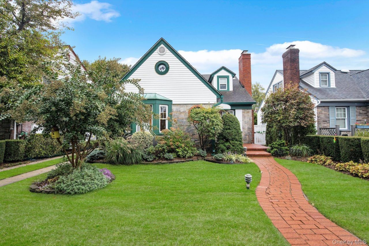 18 School Street, Malverne, NY 11565 Main Photo