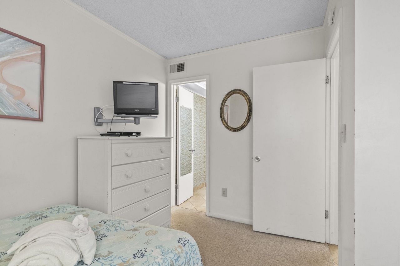 9570 Shore Dr. Photo 28