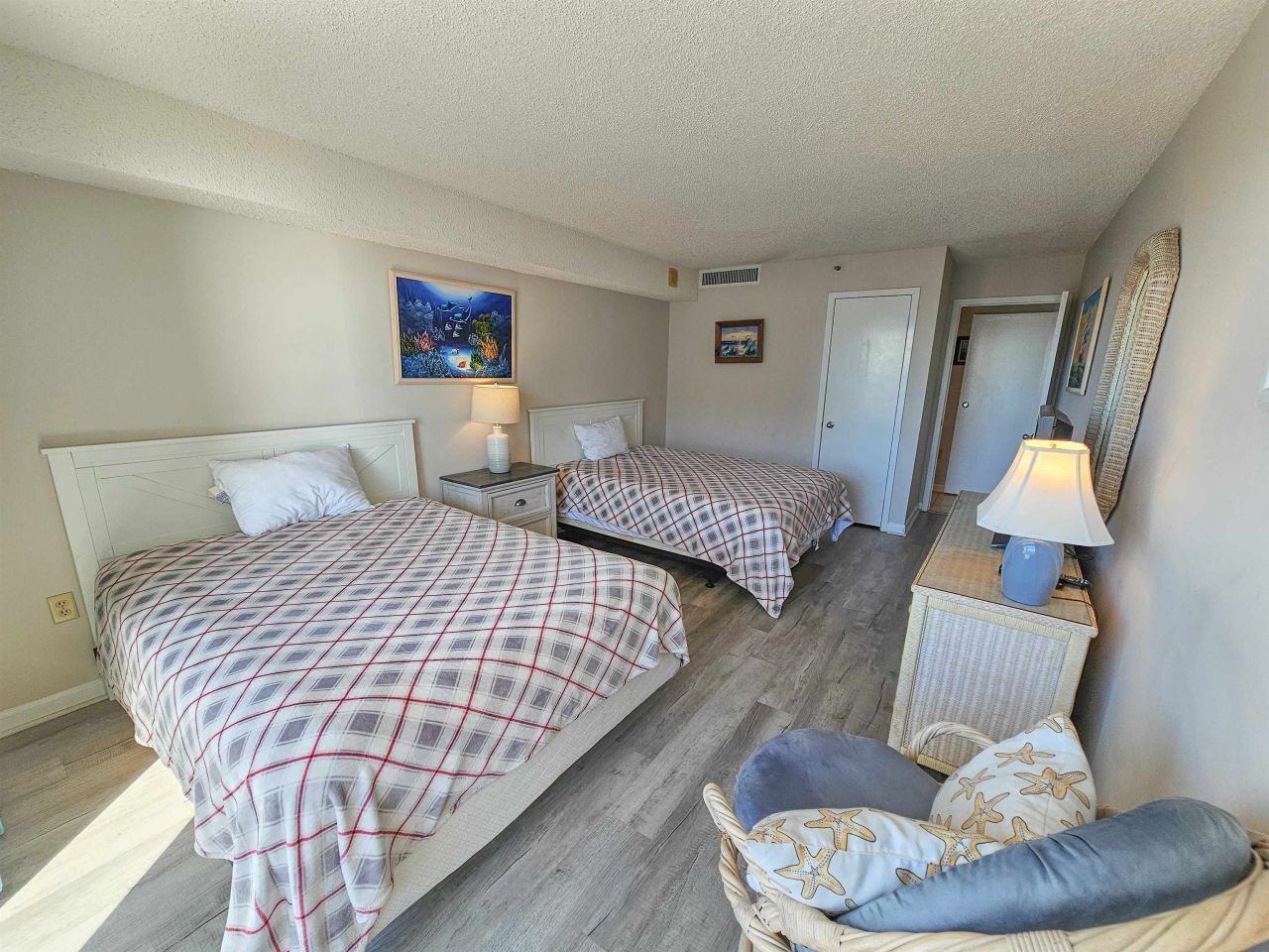 9820 Queensway Blvd. Photo 27