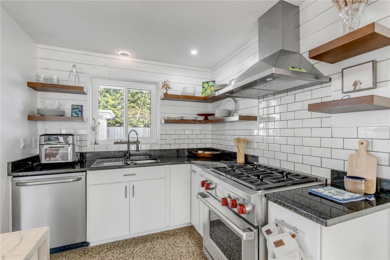 905 N Peninsula Avenue, New Smyrna Beach, FL 32169 Photo