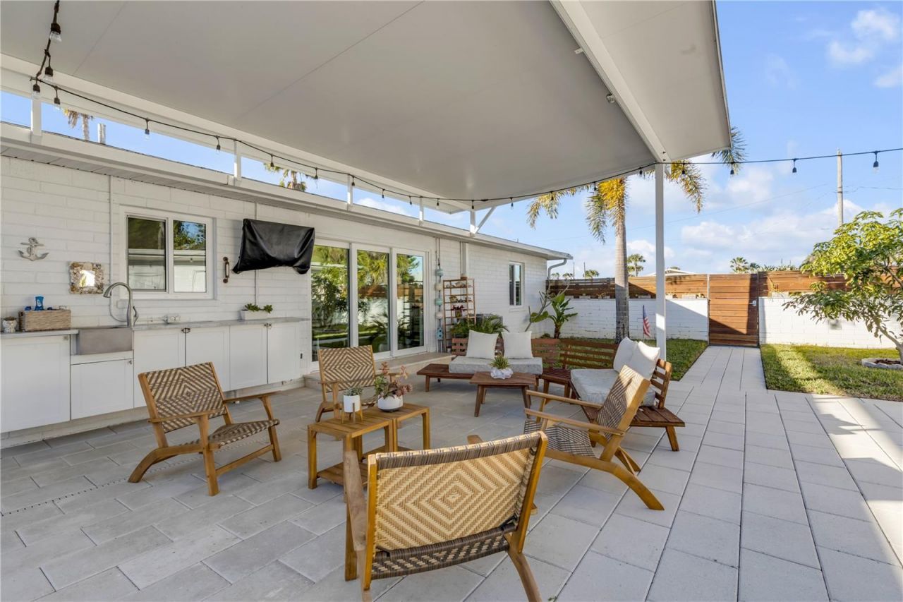 905 N Peninsula Avenue, New Smyrna Beach, FL 32169 Photo