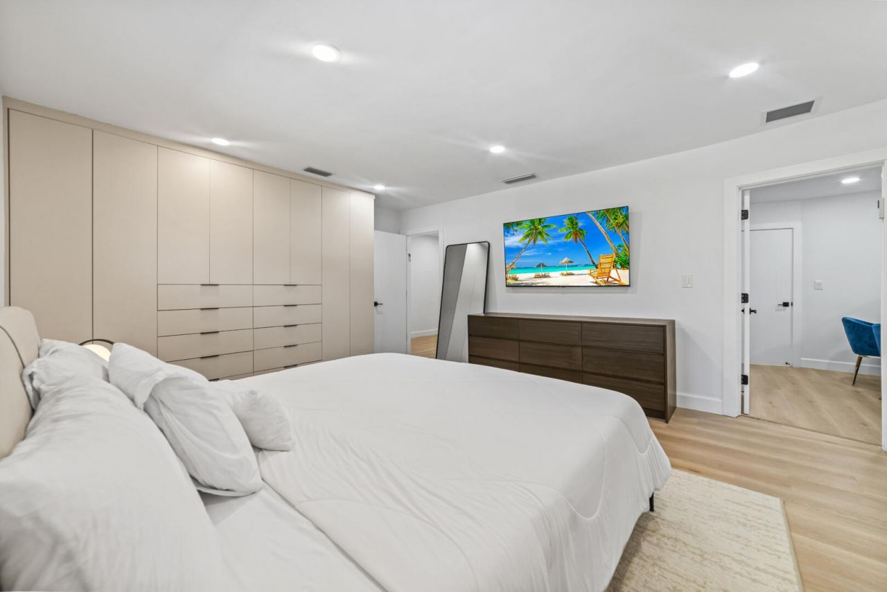 2451 NE 199th Street, Miami, FL 33180 Photo