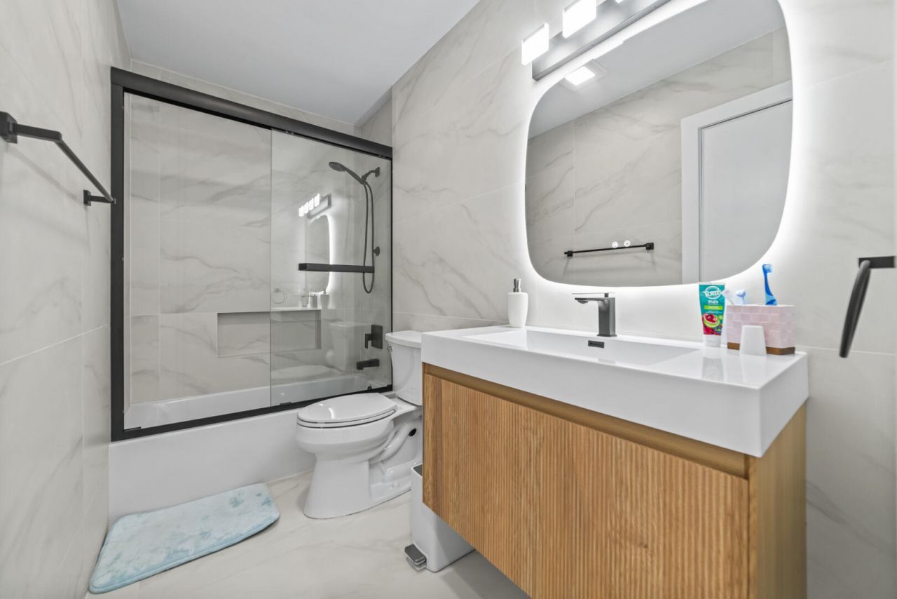 2451 NE 199th Street, Miami, FL 33180 Photo