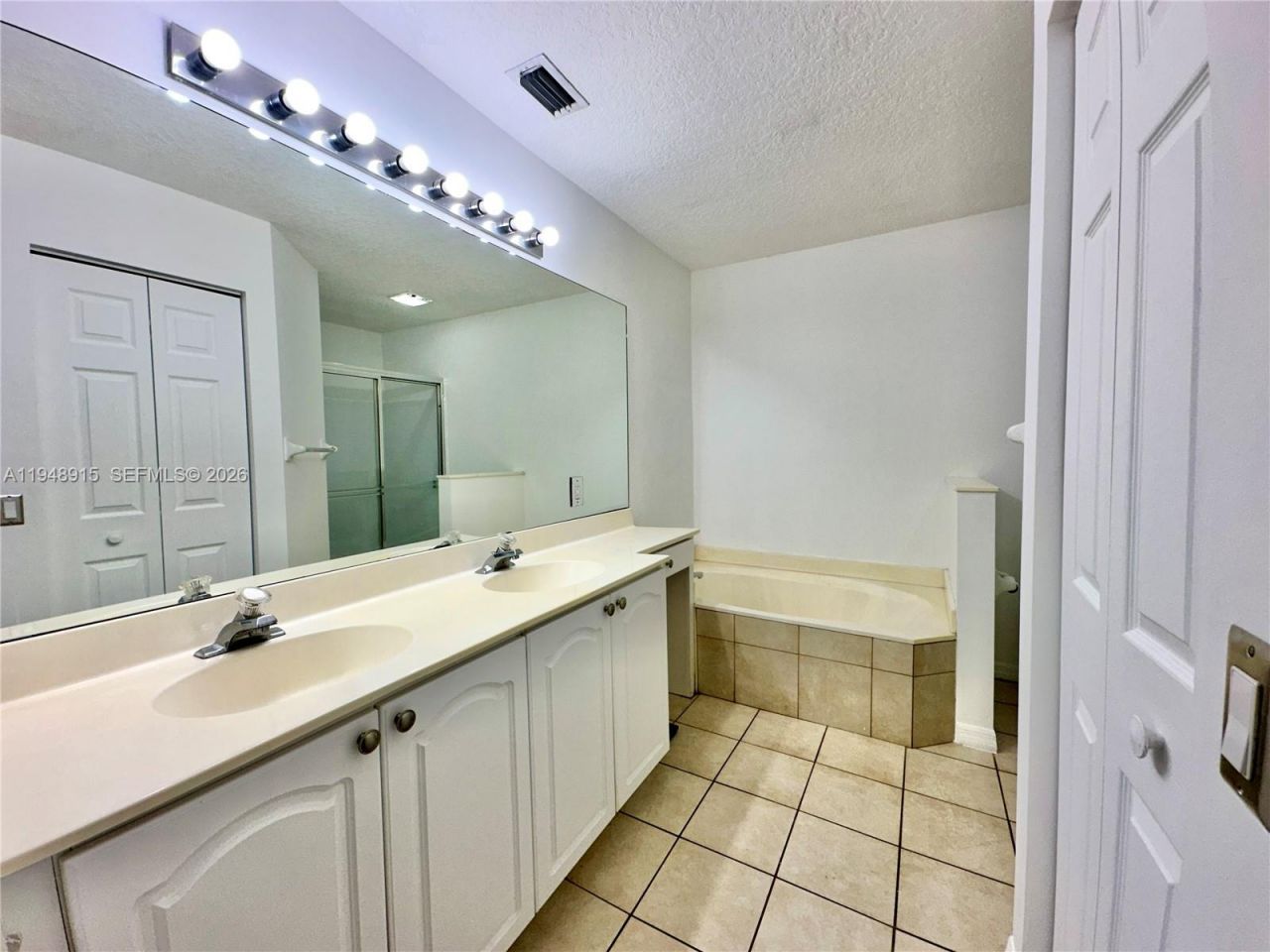 1013 Via Jardin , Riviera Beach, FL 33418 Photo