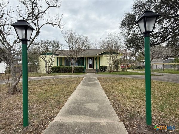 1019 E Gonzales Street , Yoakum, TX 77995