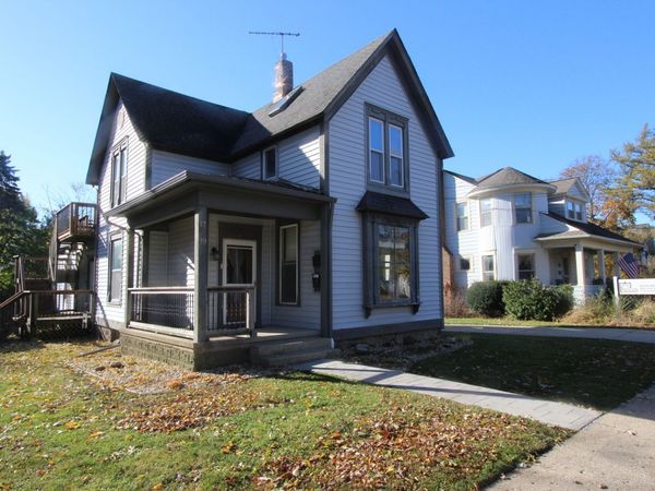 17 W Crystal Lake Avenue, Unit 17, Crystal Lake, IL 60014