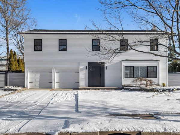 26 Roseanne Drive, Woodbury, NY 11797