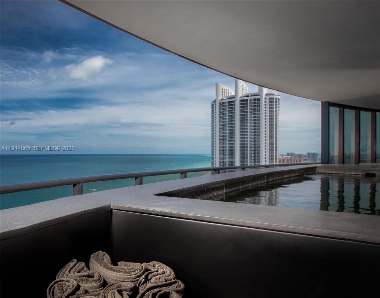 18555 Collins Ave , Unit 2601, Sunny Isles Beach, FL 33160 Photo