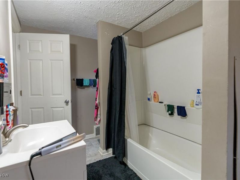 985 Bloomfield Avenue, Akron, OH 44302 Photo 12