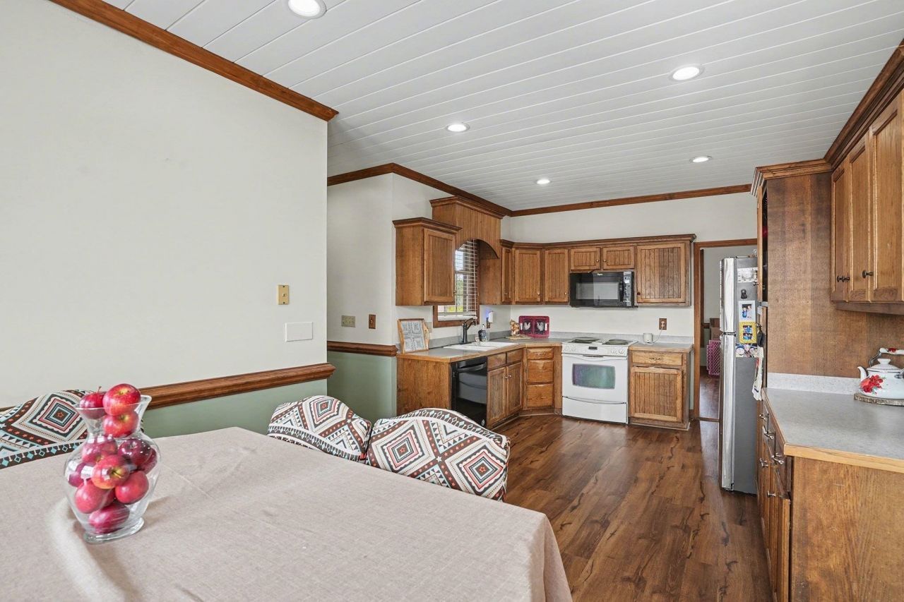 202 Highway 747 Photo 9