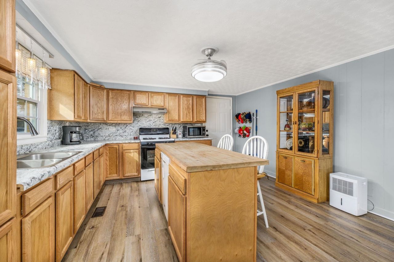 9300 Lake Swamp Rd. Photo 4