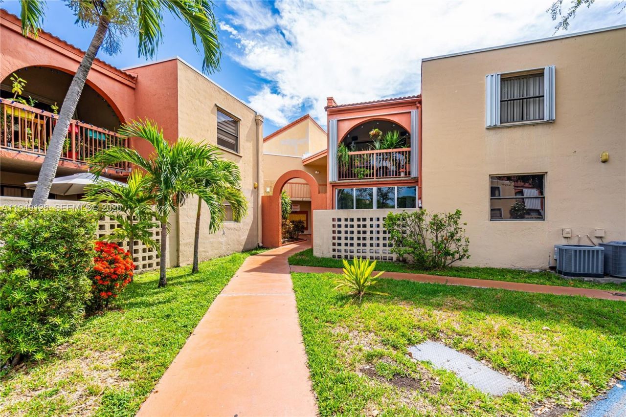 10257 NW 9th St Cir, Unit 207-10, Miami, FL 33172 Photo