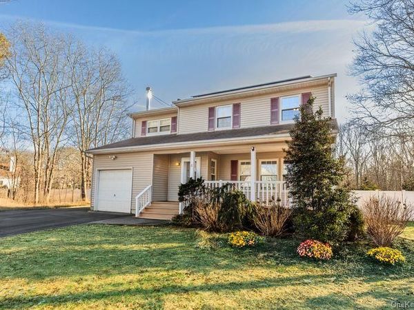 4 Sheila Court, Manorville, NY 11949