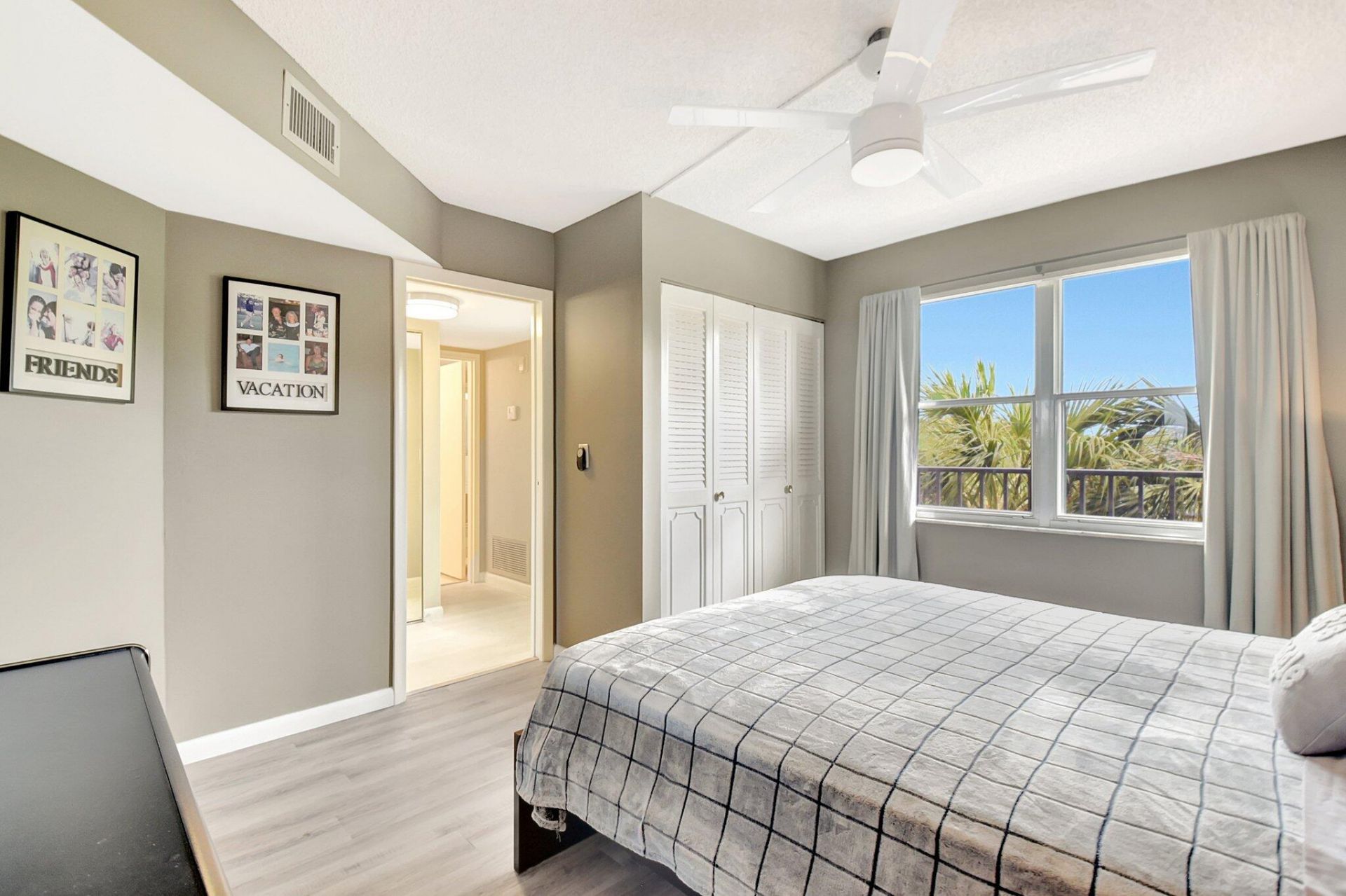 3951 Via Poinciana, Unit 415, Lake Worth, FL 33467 Photo