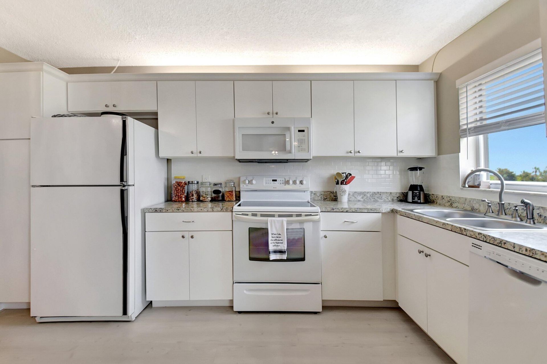 3951 Via Poinciana, Unit 415, Lake Worth, FL 33467 Photo