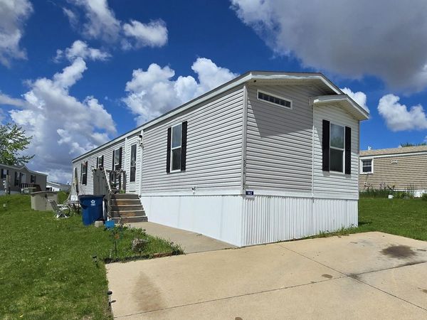 5016 RUBEN DR, Davenport, IA 52806