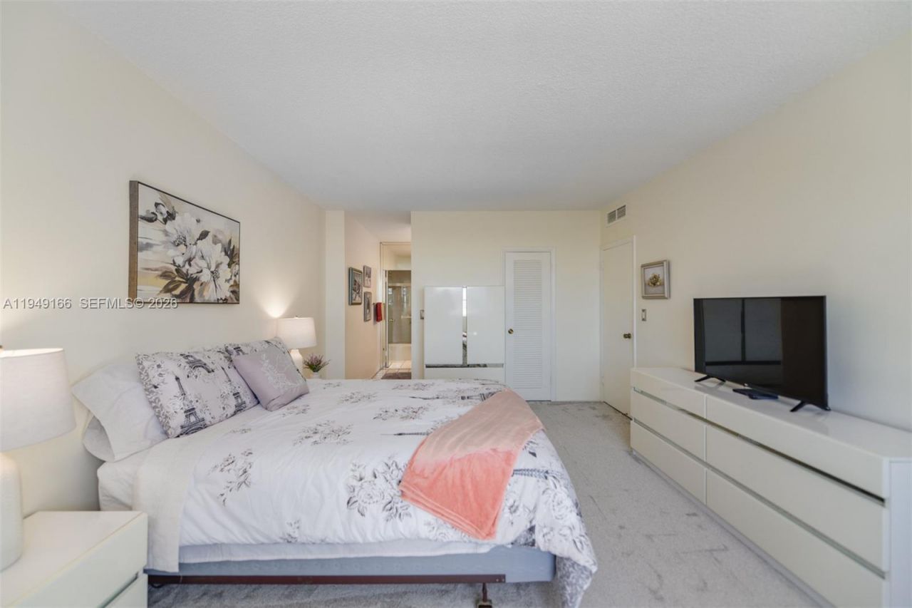 1965 S Ocean Dr, Unit 18K, Hallandale Beach, FL 33009 Photo