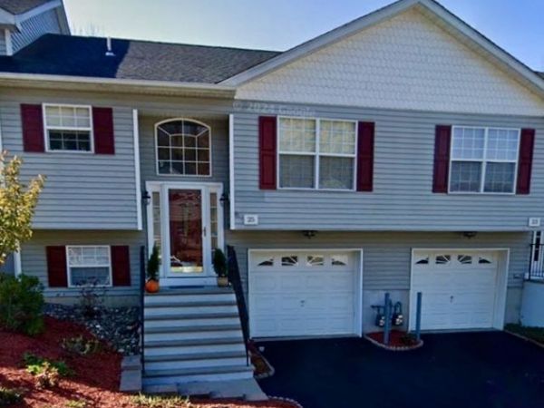 25 Oak Point Dr, Hamburg, NJ 07419