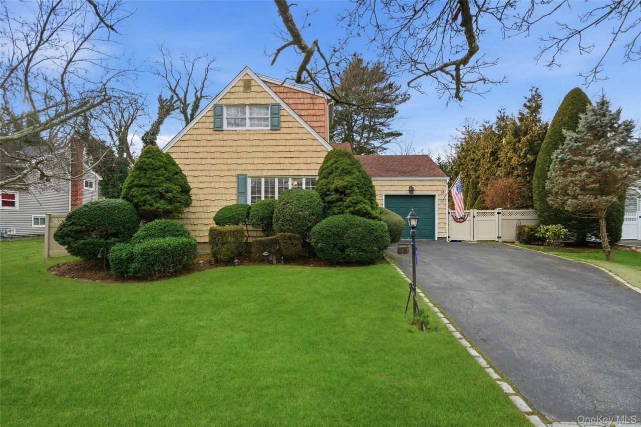 18 Gaylore Drive W, Amityville, NY 11701 Main Photo