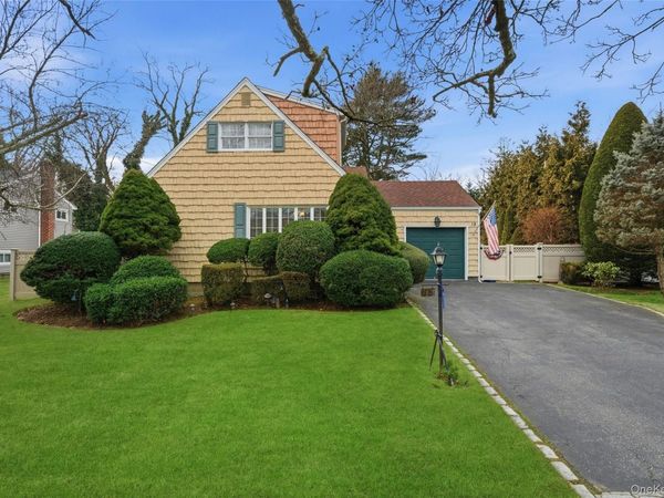 18 Gaylore Drive W, Amityville, NY 11701
