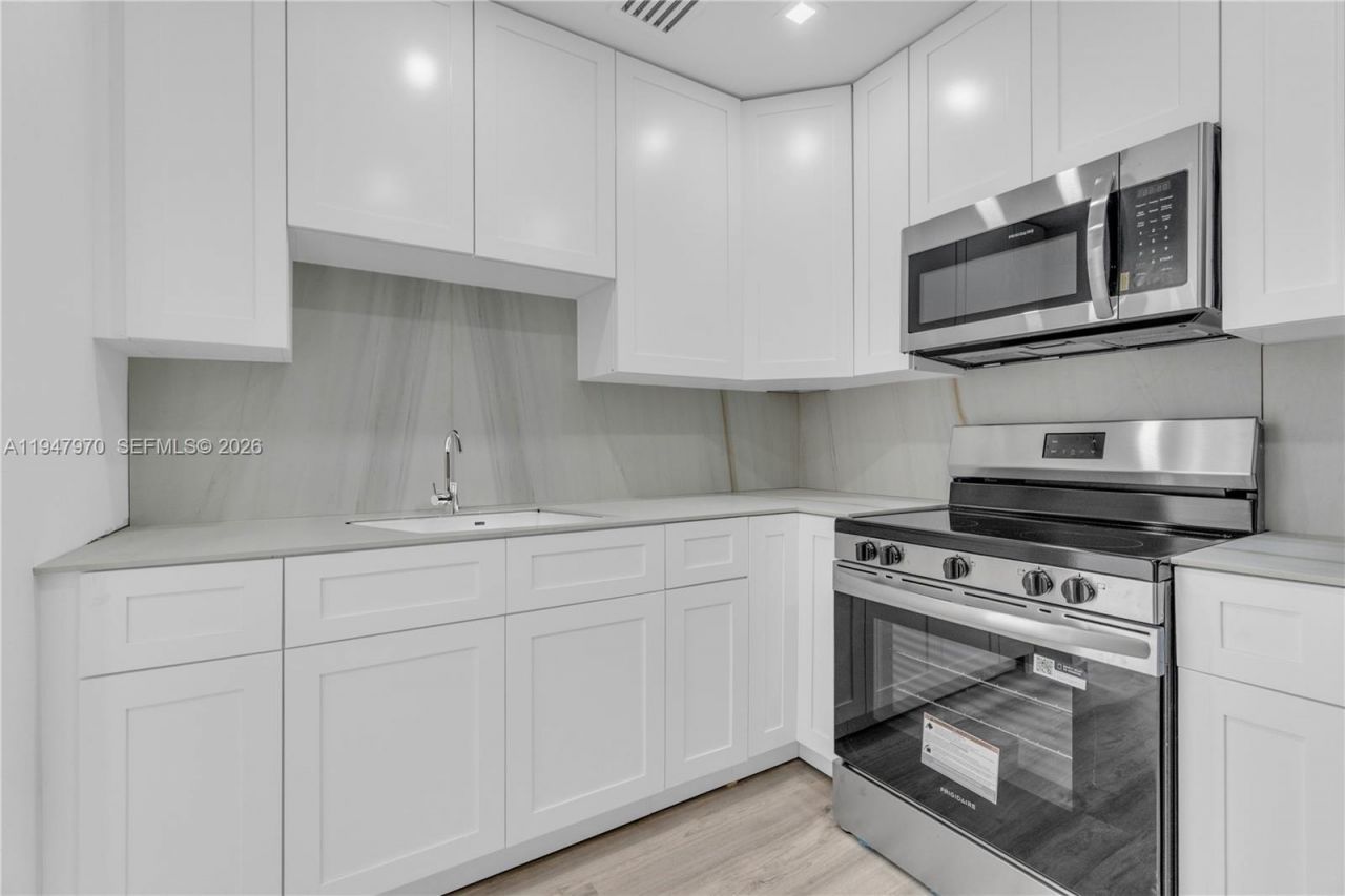 7925 Carlyle Ave, Unit 402, Miami Beach, FL 33141 Photo