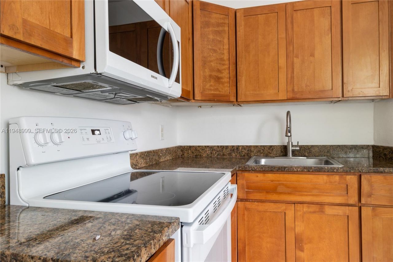 979 SW 10th St, Unit 4, Miami, FL 33130 Photo