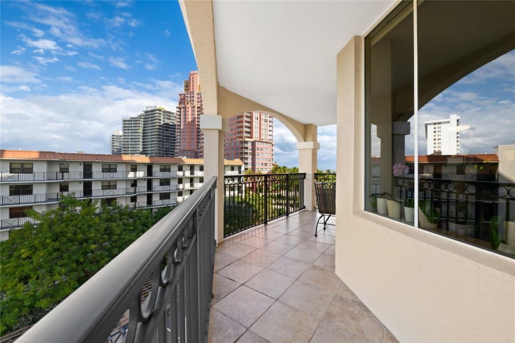 2011 N Ocean Boulevard, Unit 504, Fort Lauderdale, FL 33305 Photo