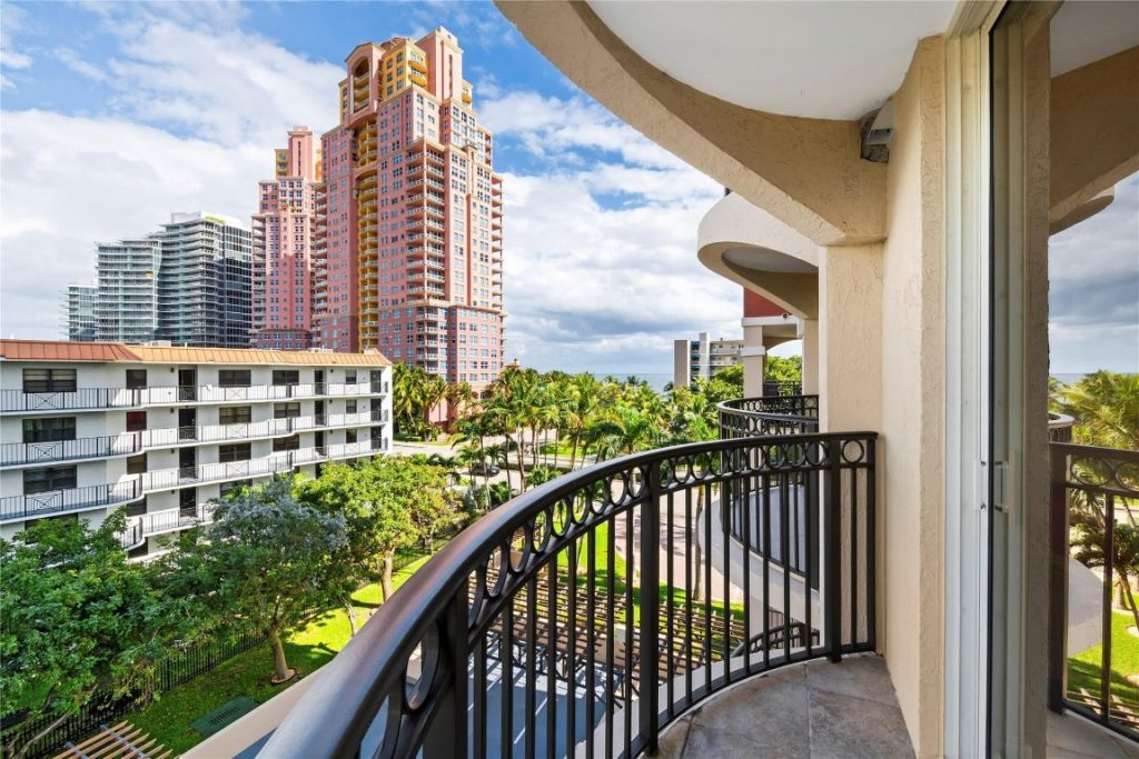 2011 N Ocean Boulevard, Unit 504, Fort Lauderdale, FL 33305 Photo