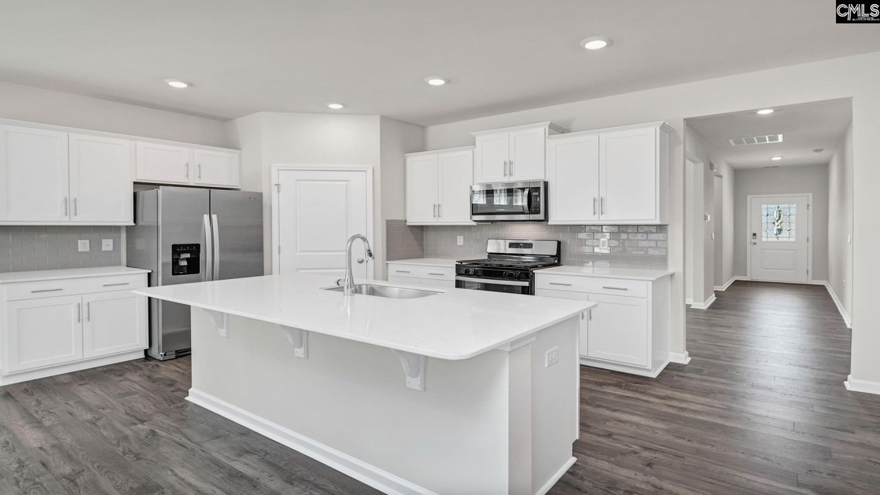 449 Leathertree Lane Photo 6