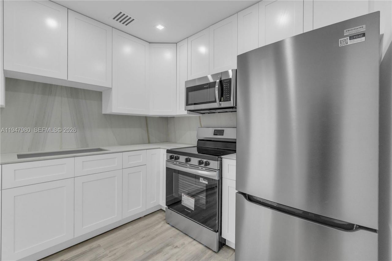 7925 Carlyle Ave, Unit 402, Miami Beach, FL 33141 Photo