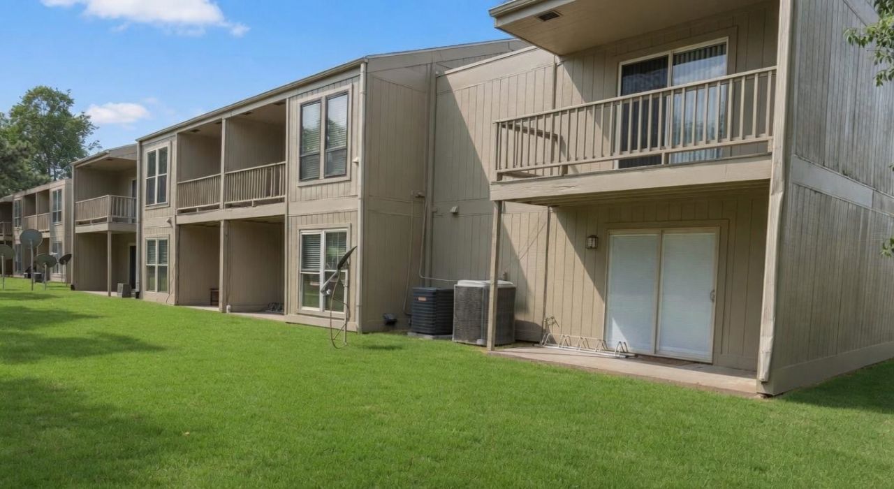 2000 Greens Blvd. Photo 11
